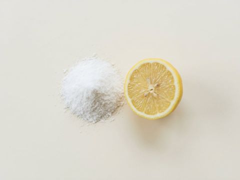 Vitamin C als Makroaufnahme, weisses Pulver