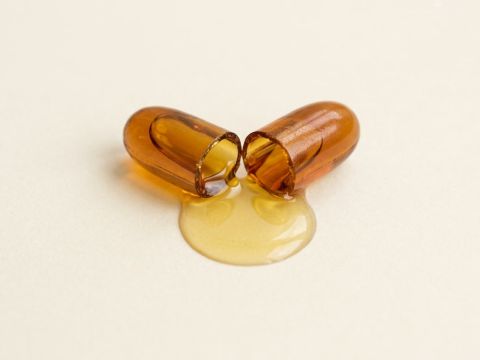 Retinol als Makroaufnahme, goldgelbes Öl