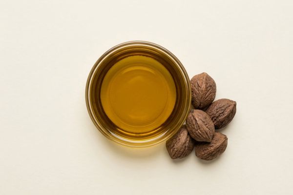 Andirobaöl und Andirobanüsse als Makroaufnahme