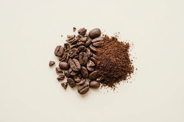 Coffein und Kaffeebohnen als Makroaufnahme