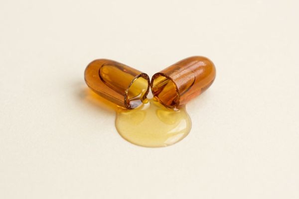 Retinol als Makroaufnahme, goldgelbes Öl