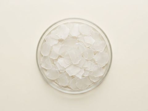 Wachsartige Ceramid-Plättchen in einer flachen Glasschale