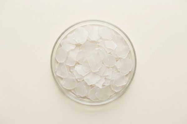 Wachsartige Ceramid-Plättchen in einer flachen Glasschale