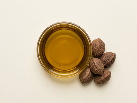Andirobaöl und Andirobanüsse als Makroaufnahme