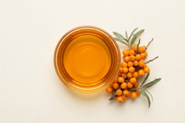Sanddornbeeren und Sanddornöl als Makroaufnahme