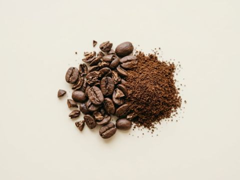 Coffein und Kaffeebohnen als Makroaufnahme